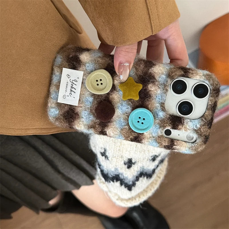 【ボタンニットチェック】レトロボタン × もこもこファー スマホケース｜iPhone対応 #250121