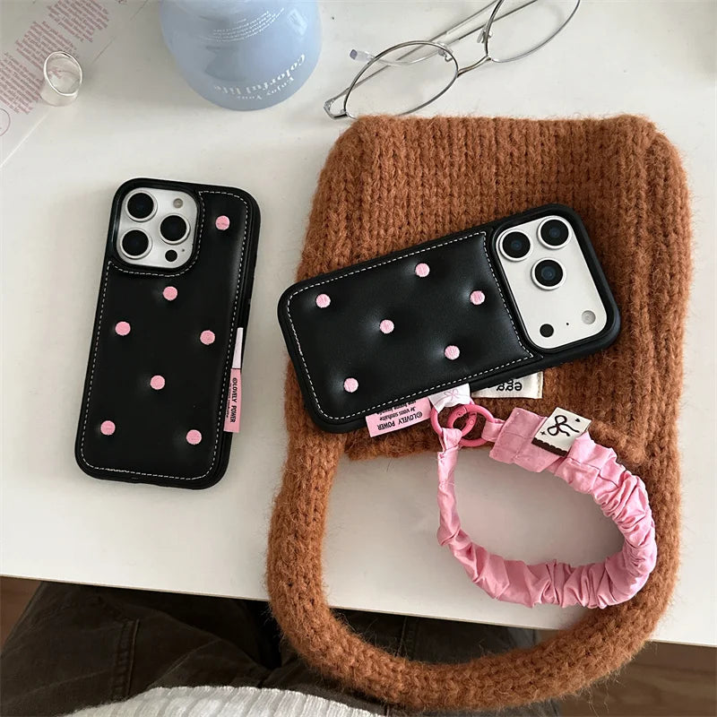 【ドットレザー】ピンク 水玉 ステッチ × ブラックレザー スマホケース｜iPhone対応 #250125