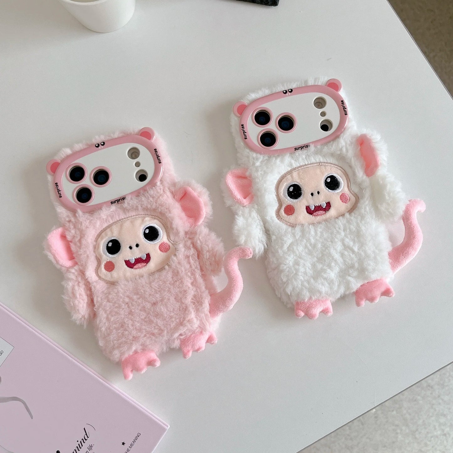 【アニマルフェイスシリーズ】ピンク＆ホワイト モンキー スマホケース｜ふわもこ立体デザイン × 尻尾付き｜iPhone対応 #241129