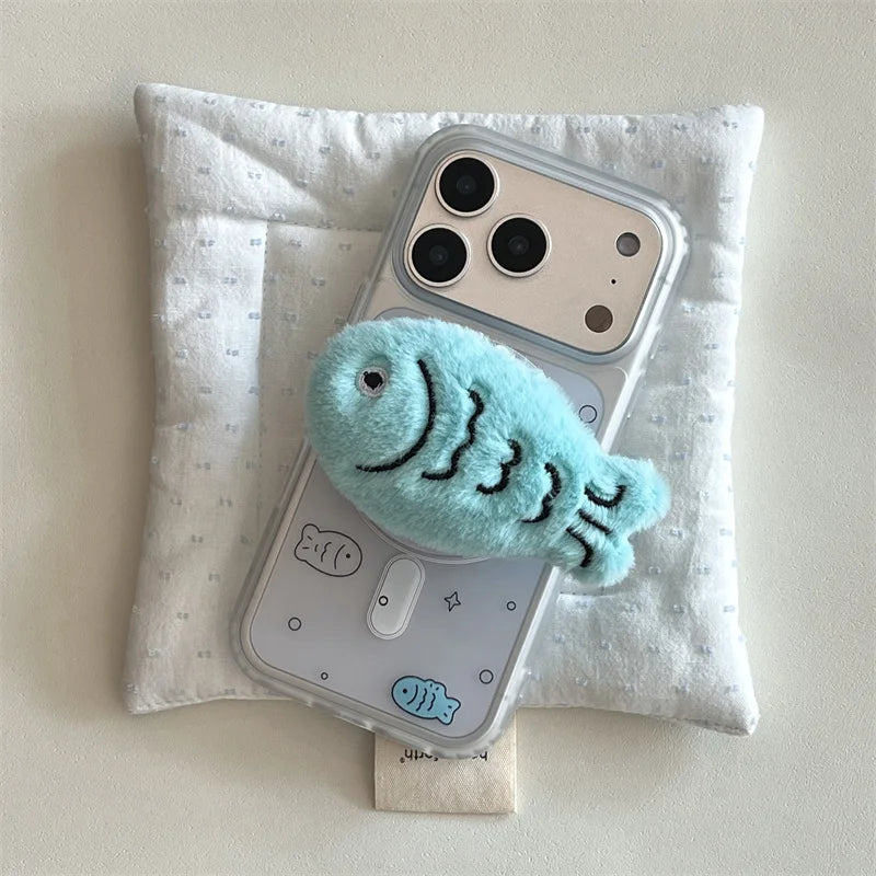 【Magsafe対応】ふわふわ 3D フィッシュファー ポップスタンド × クリアデザイン スマホケース｜iPhone対応 #241226