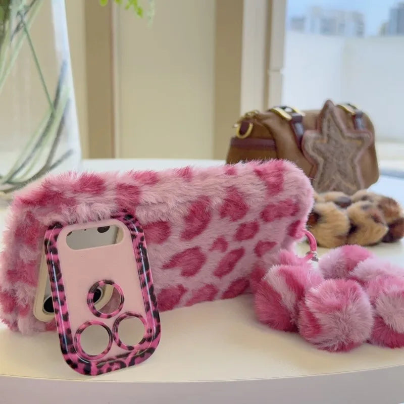 【レオパードファーポンポン】もこもこ アニマル ヒョウ柄 × ふわふわチャーム スマホケース｜iPhone対応 #250104
