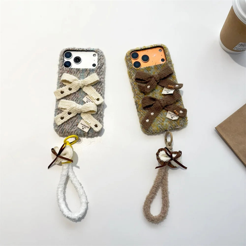 ナチュラルニットリボン iPhoneケース｜ハンドメイド風・ストラップ付き #240423
