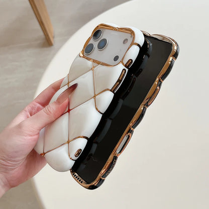 エレガントキルティング iPhoneケース｜ゴールドラインアクセント #240414