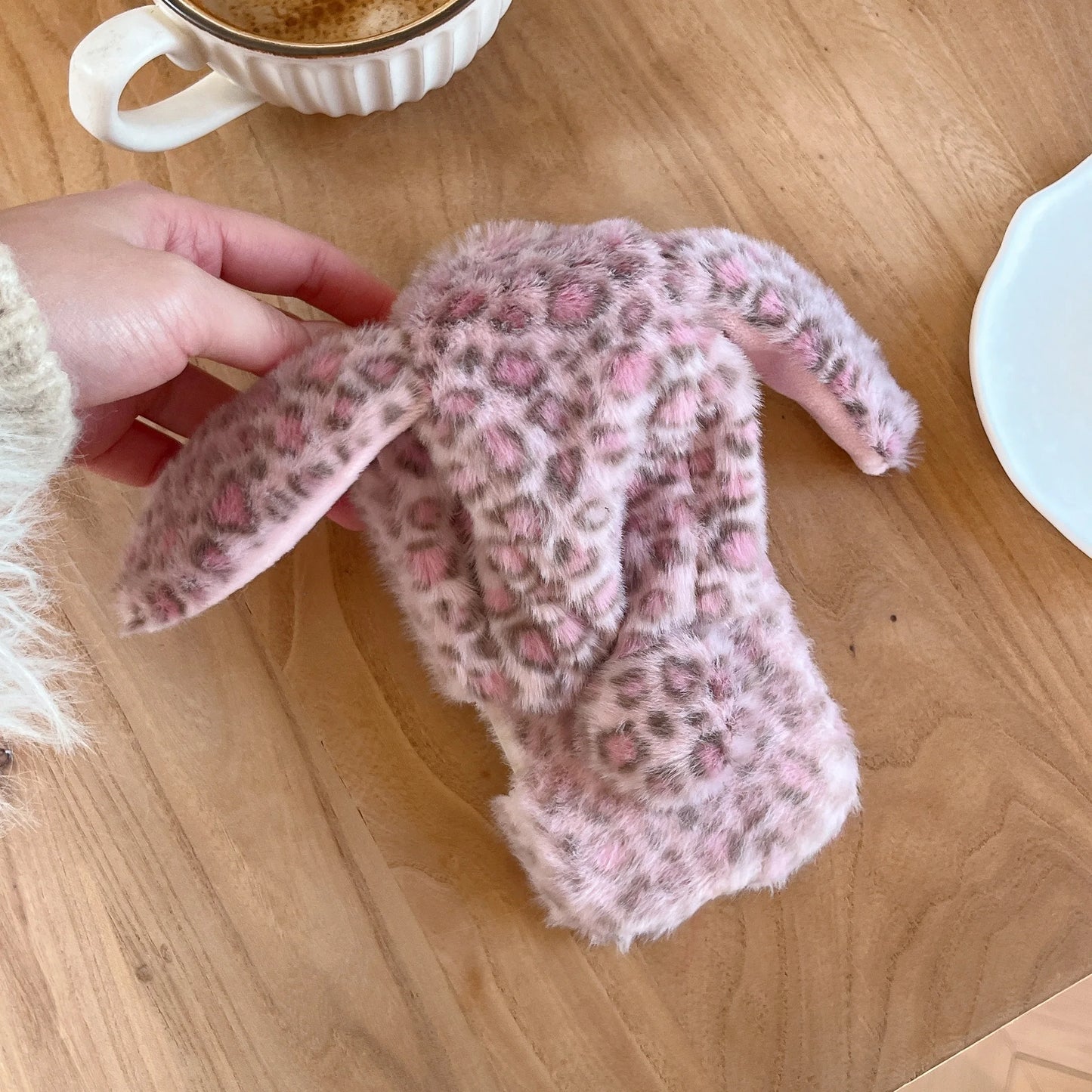 もこもこ 耳付き ラビット アニマルフード レオパード ヒョウ柄 iPhoneケース｜ファー素材 #240424