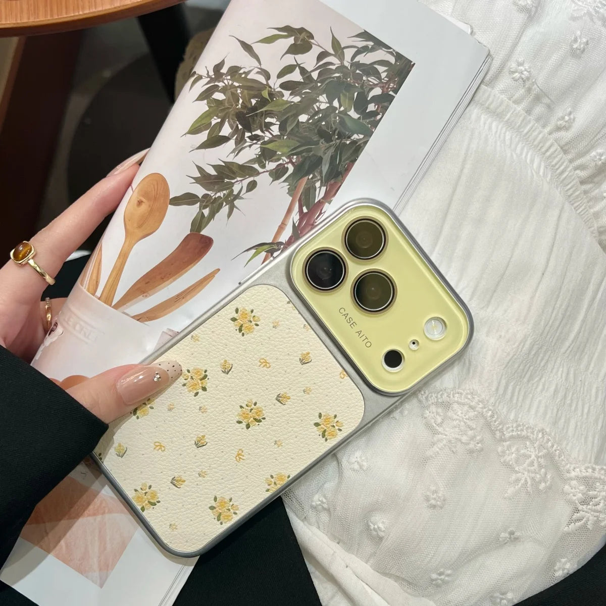 ドット柄 レザー調 メッキフレーム iPhoneケース｜淡色・大人かわいい #260050
