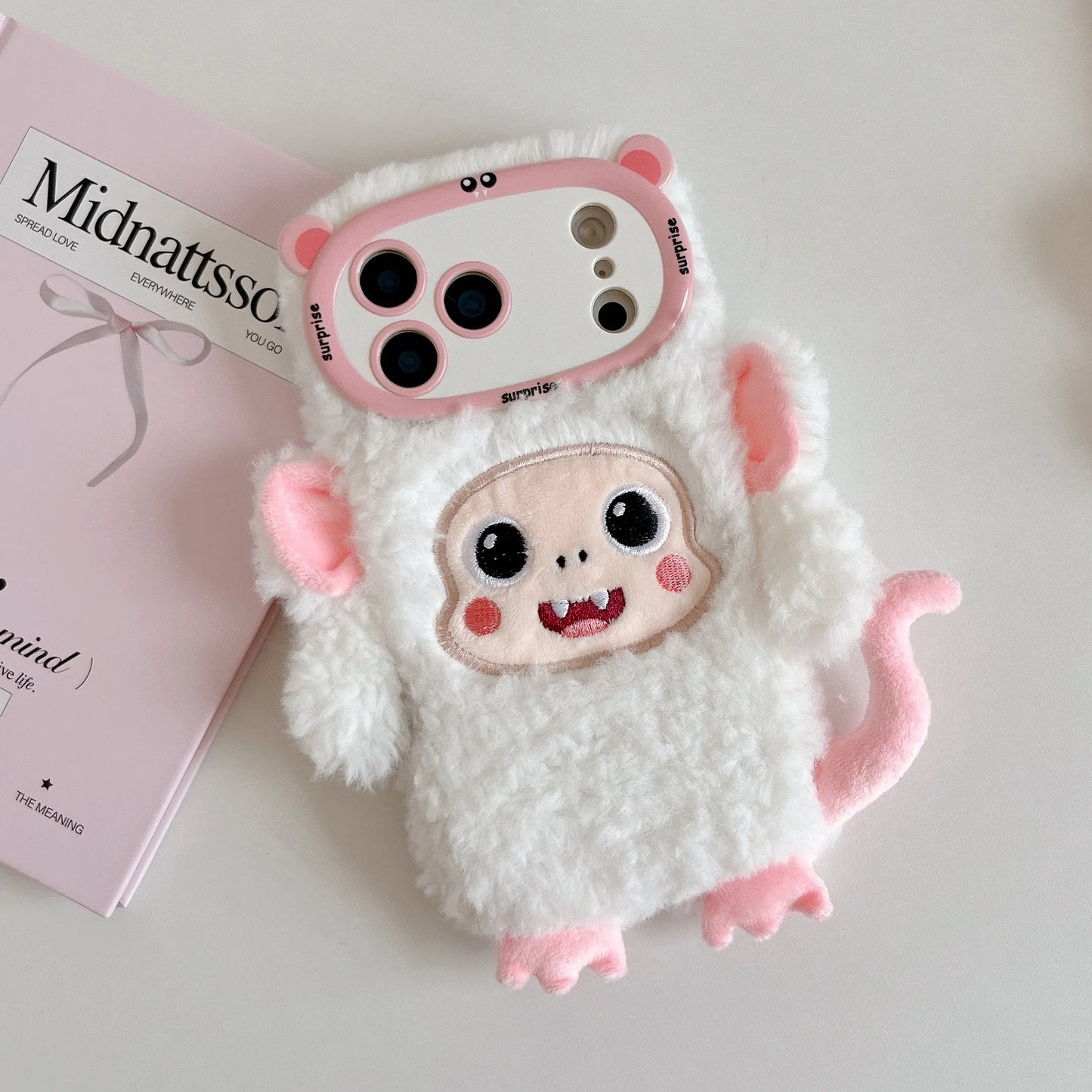 【アニマルフェイスシリーズ】ピンク＆ホワイト モンキー スマホケース｜ふわもこ立体デザイン × 尻尾付き｜iPhone対応 #241129