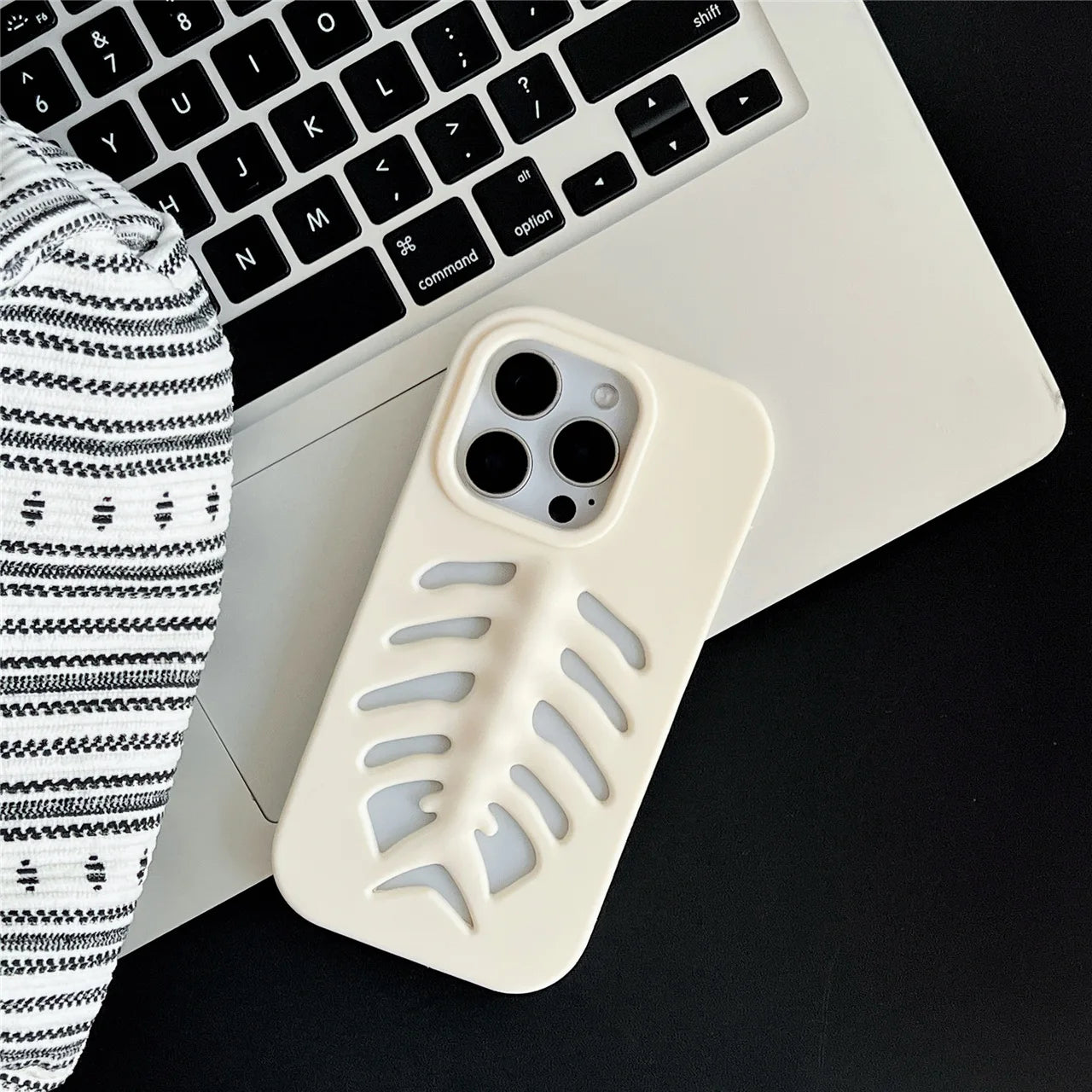 3Dフィッシュボーン 立体透かしデザイン シリコン iPhoneケース｜個性派 #260044