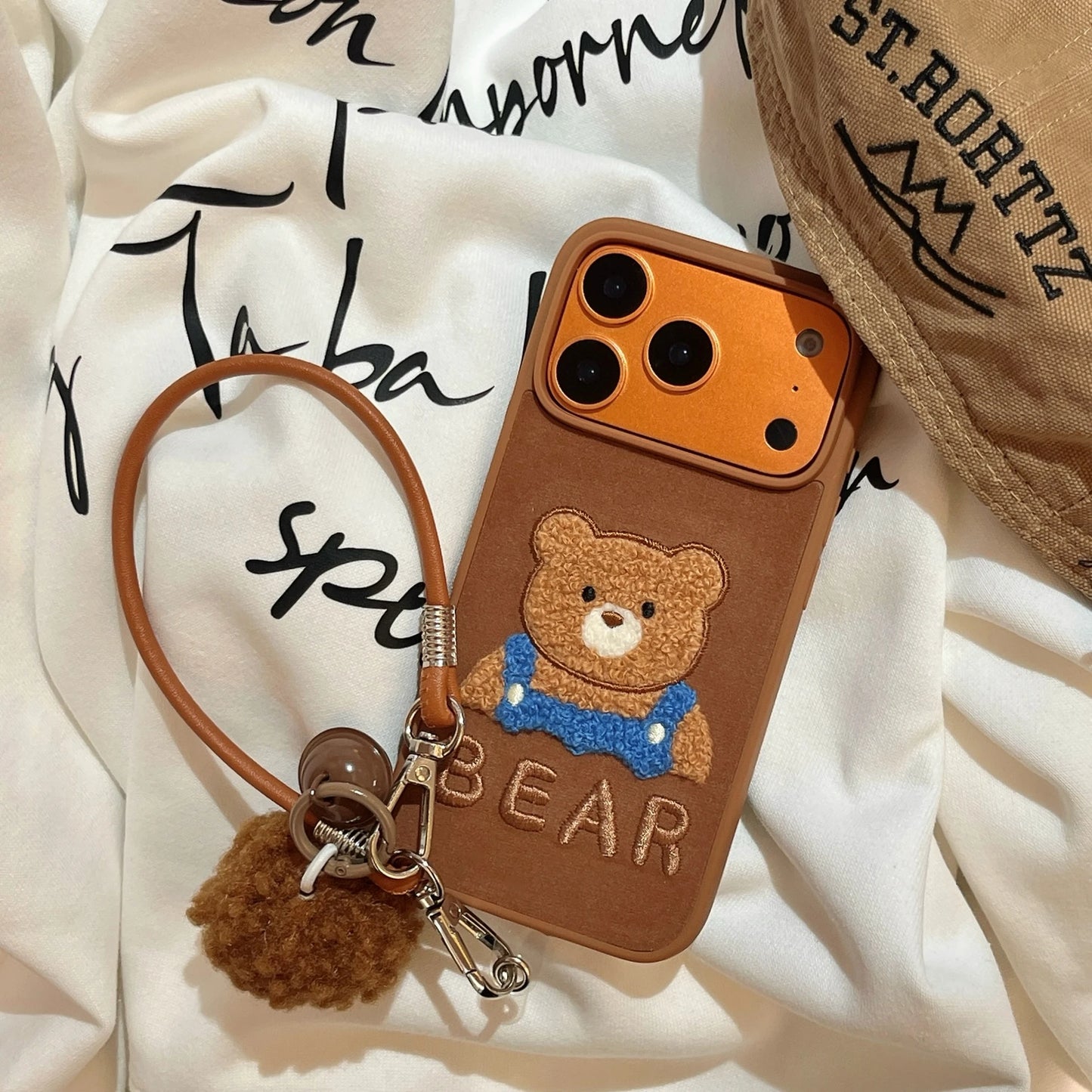 【テディエンブロイ】くま刺繍 × ボンボンチャーム スマホケース｜iPhone対応 #240806