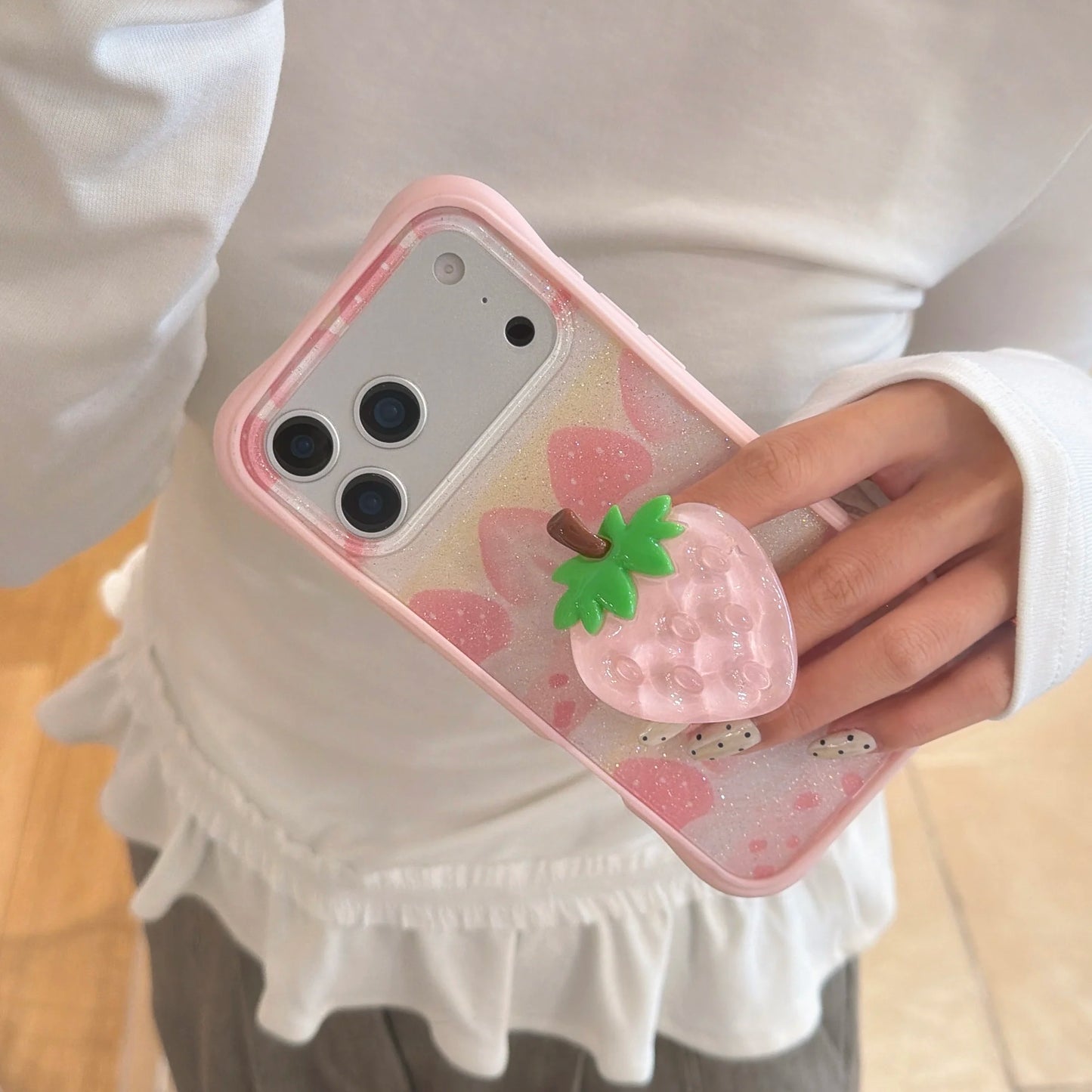 いちごモチーフ グリップ付き iPhoneケース｜キラキラデザイン #231228