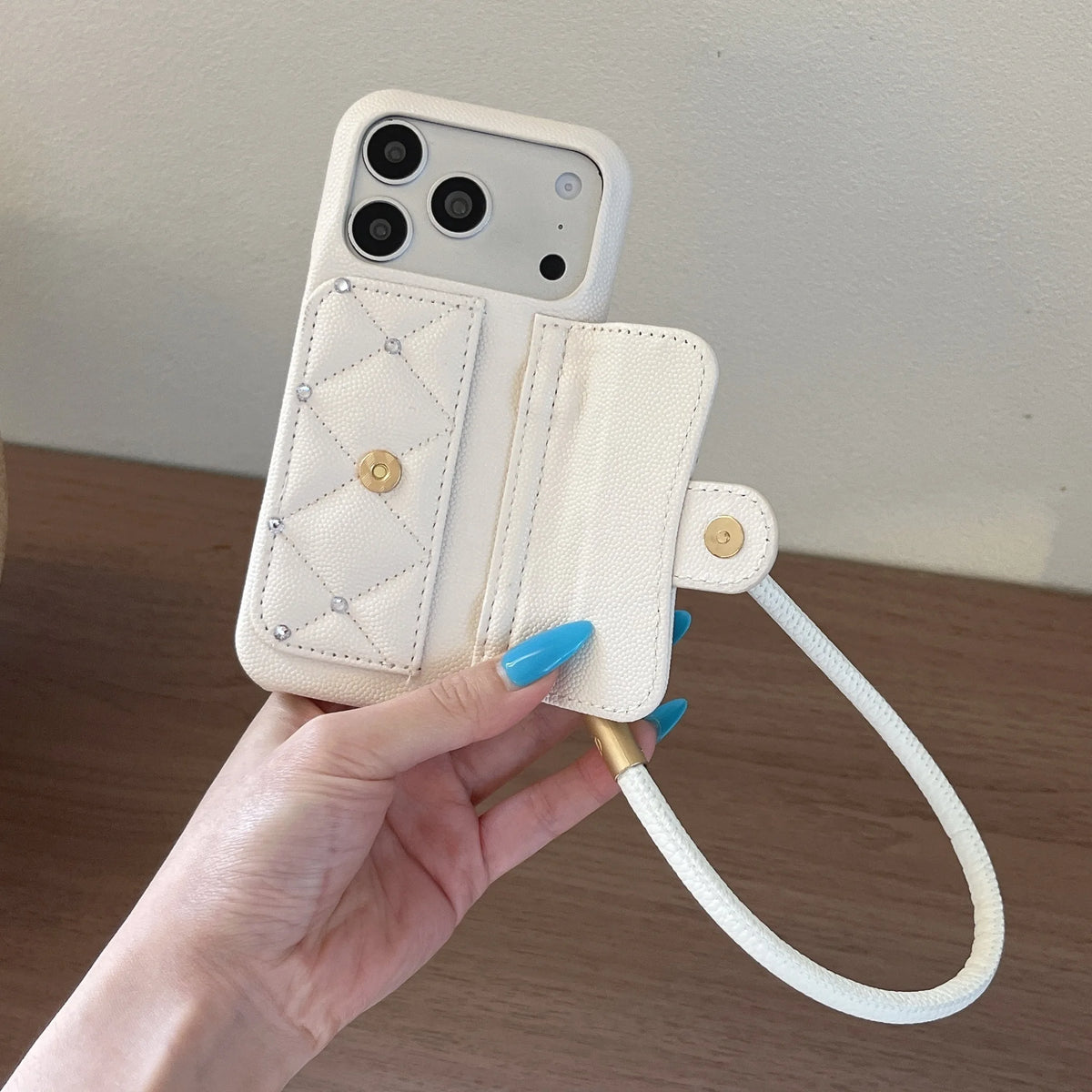 ぷっくりキルティングiPhoneケース スタッズ・ハンドストラップ付き（全3色） #261159