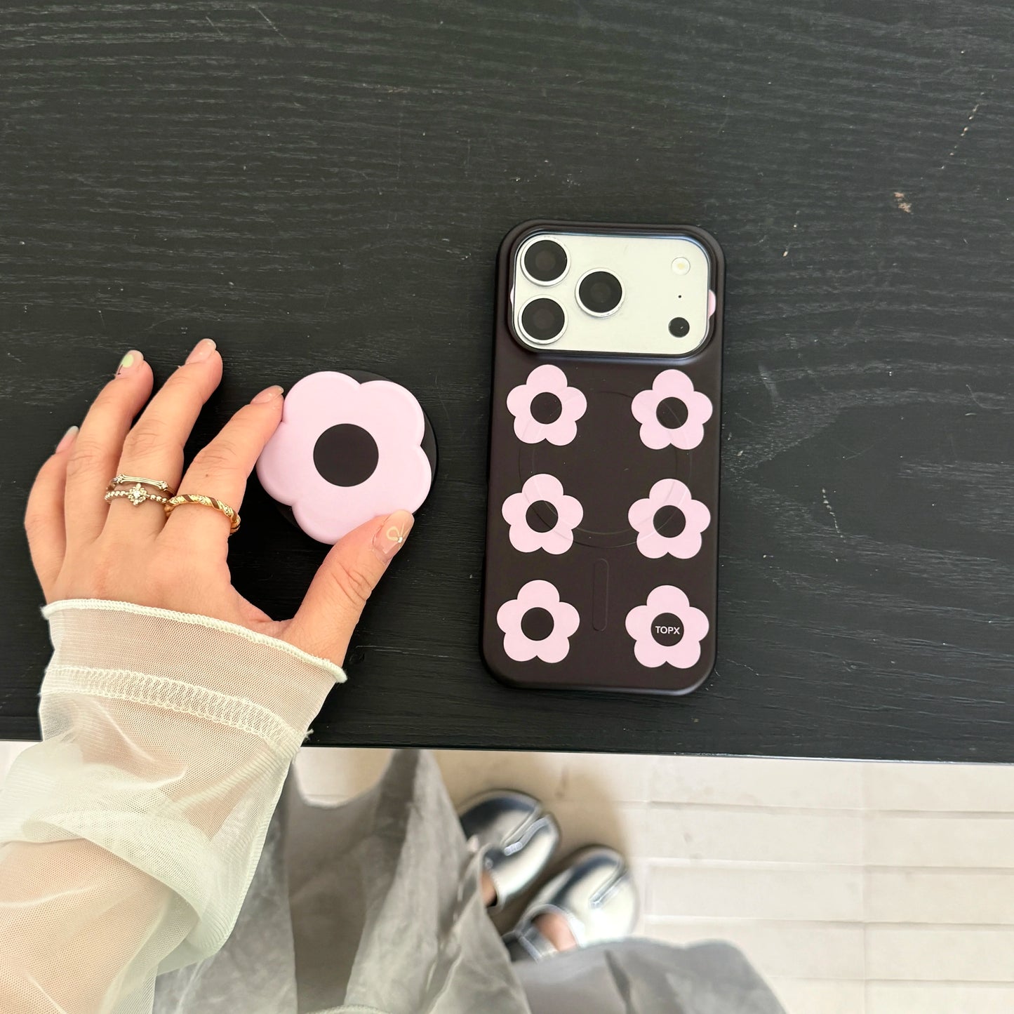 シックな黒ベース 花柄 立体的なフラワーモチーフ iPhoneケース｜上品エレガント #260074