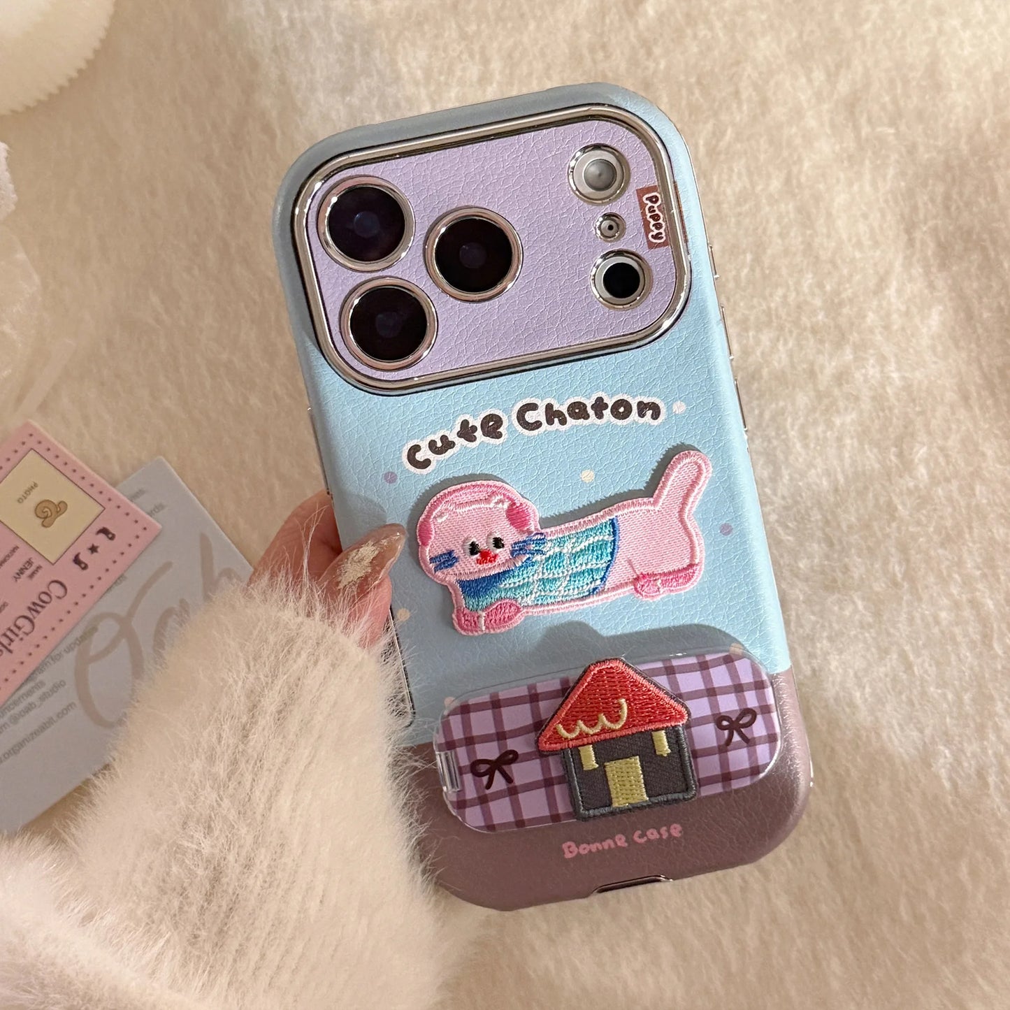 【HAPPYアニマルシリーズ】ヘッドホン わんこ ネコ 刺繍 × ふんわりガーリー ソフトレザー調ケース｜iPhone対応 #240826