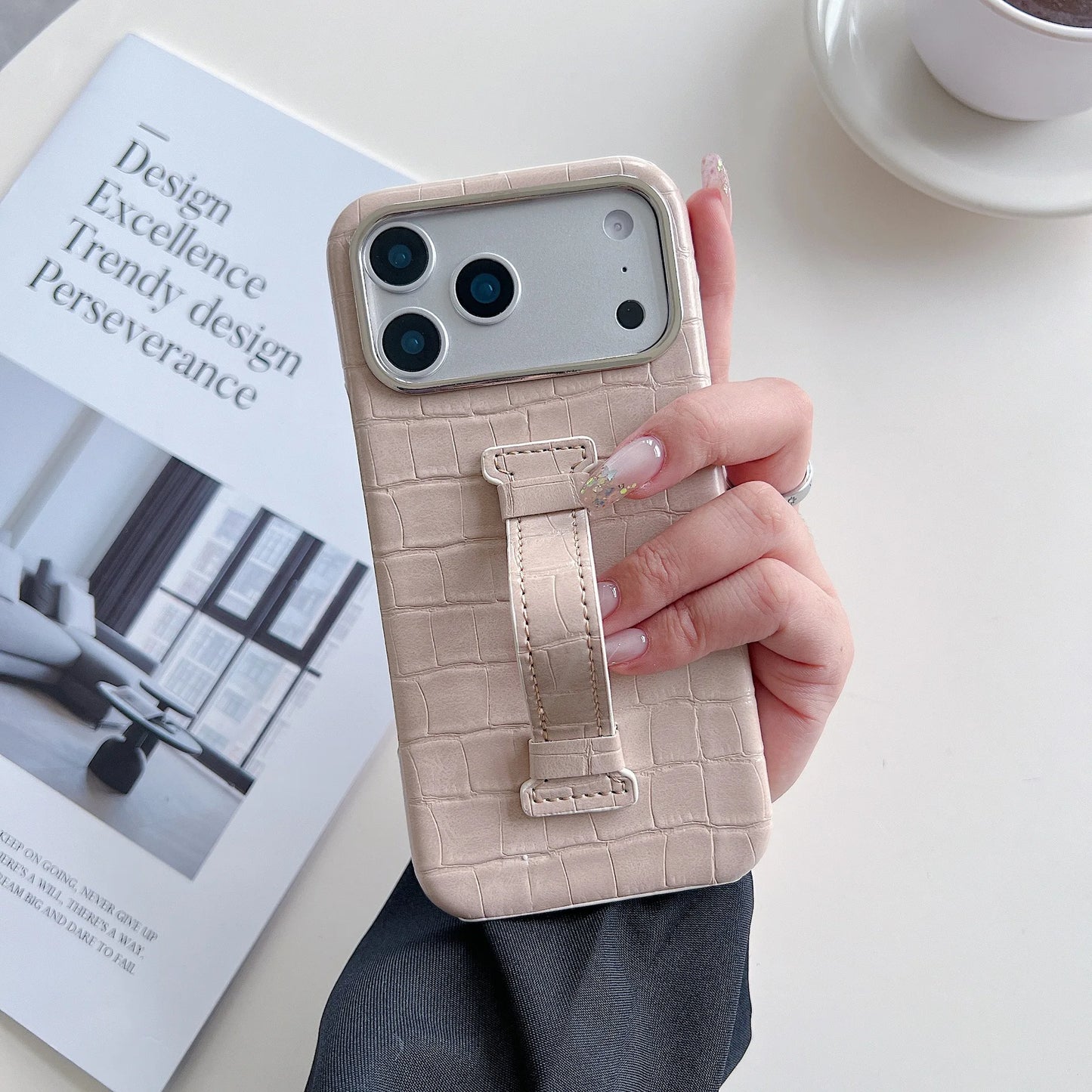 【クロコ調レザー】スリム ハンドベルト付 スマホケース｜iPhone対応 #240921