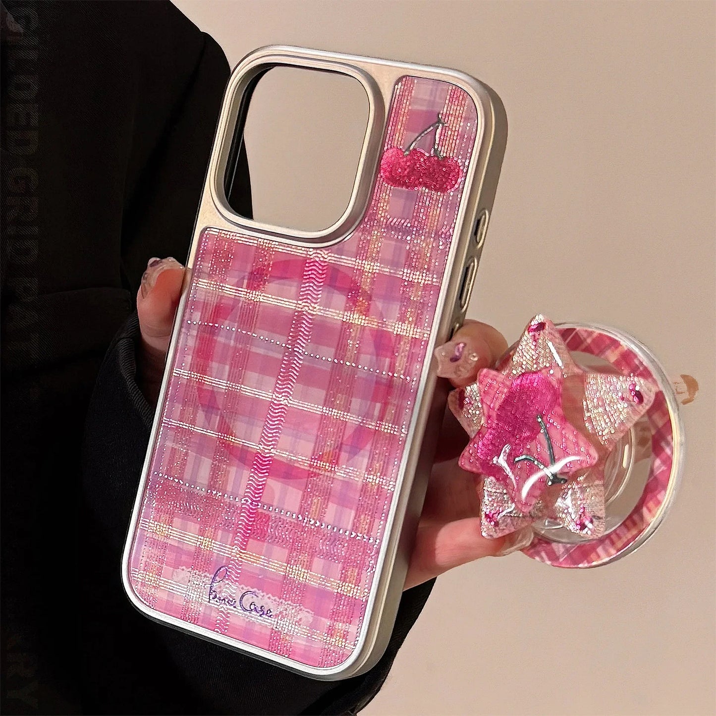【Magnet対応】ピンクチェック スターチェリー × シルバーフレーム スマホケース｜iPhone対応 #240822