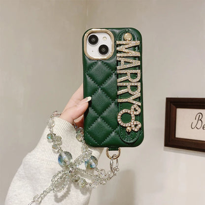 【カスタムNAMEシリーズ】名前入り キルティング ビジュー ストラップ付きスマホケース｜iPhone対応