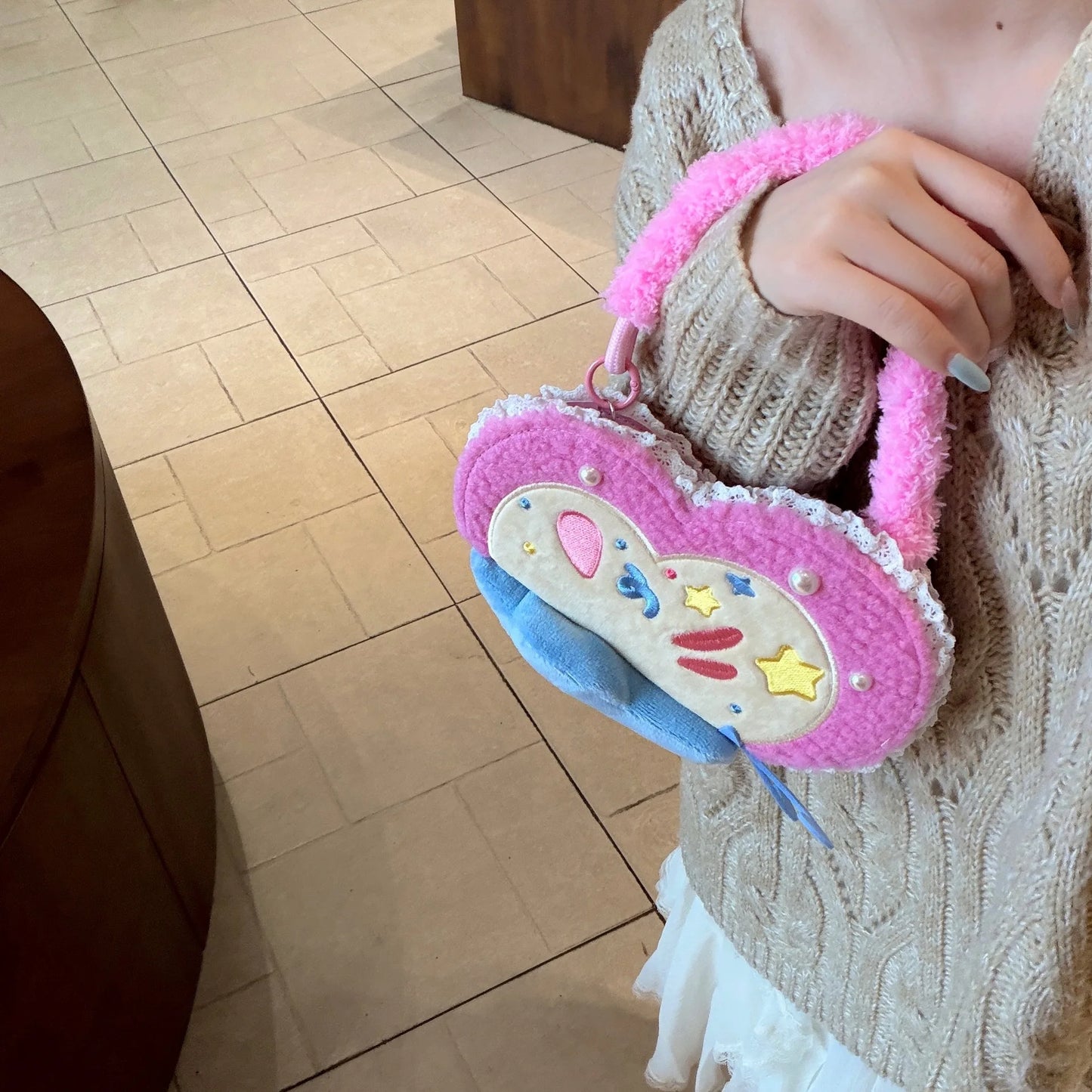 【ブックスタイル】もこもこ ちょうちょモチーフ 手帳型 ぬいぐるみ風 iPhoneケース #240610