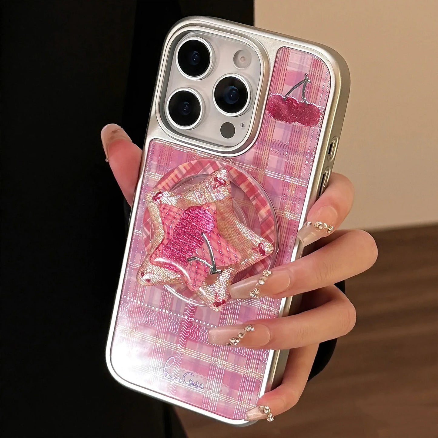 【Magnet対応】ピンクチェック スターチェリー × シルバーフレーム スマホケース｜iPhone対応 #240822