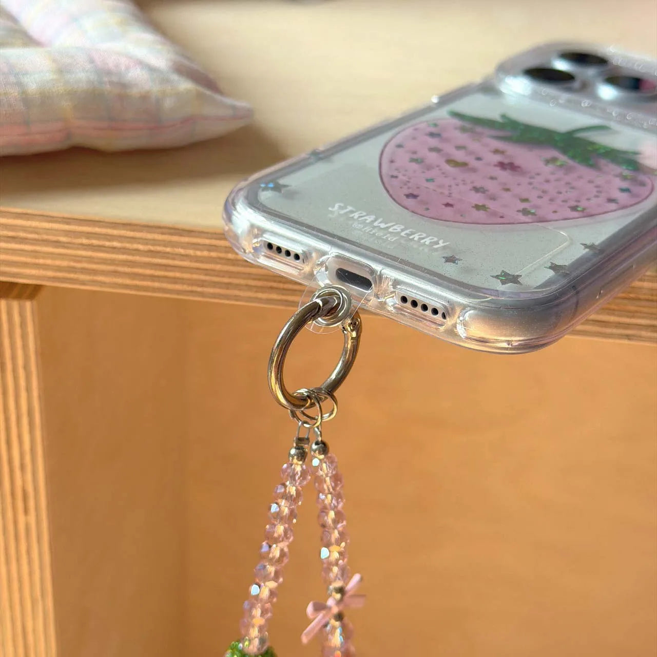 ストロベリー チャーム付き iPhoneケース｜いちごモチーフ・キラキラデザイン #230818