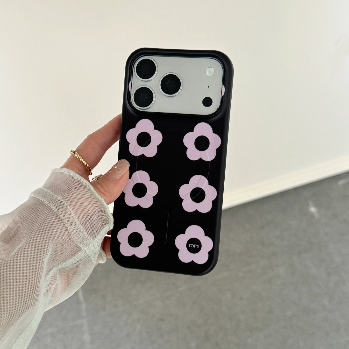 シックな黒ベース 花柄 立体的なフラワーモチーフ iPhoneケース｜上品エレガント #260074