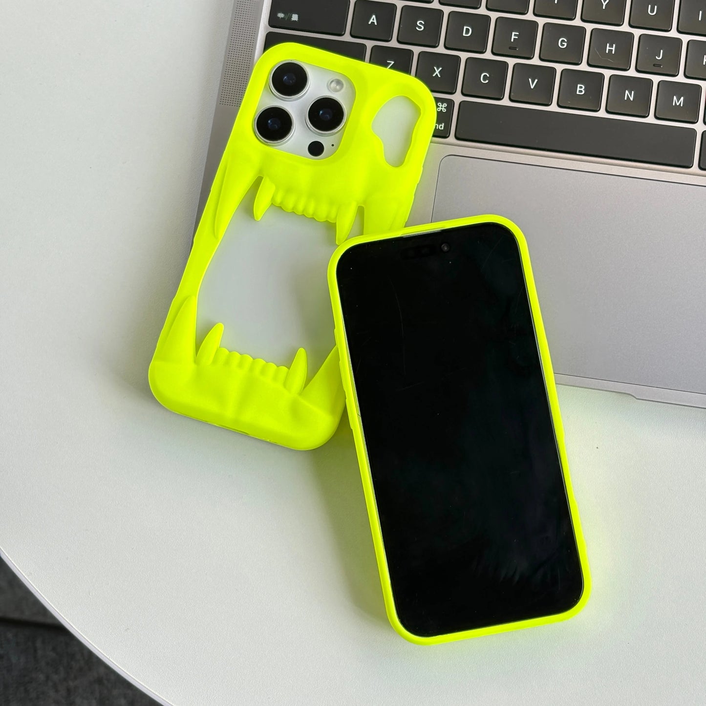 【ワイルドファング】ネオンイエロー・ピンク × 立体キバ クリアバンパー スマホケース｜iPhone対応 #240813