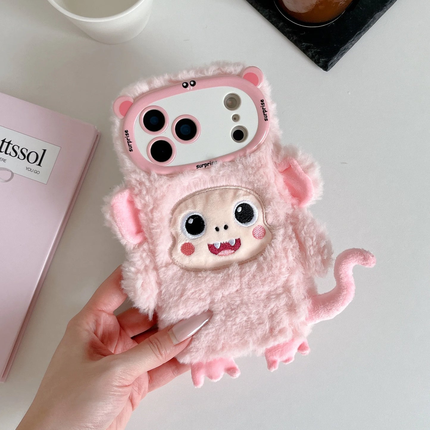 【アニマルフェイスシリーズ】ピンク＆ホワイト モンキー スマホケース｜ふわもこ立体デザイン × 尻尾付き｜iPhone対応 #241129