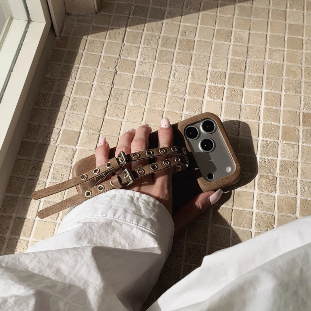 【レザーベルトデザイン】ヴィンテージ風 ダブルハンドストラップ スマホケース｜iPhone対応 #240707