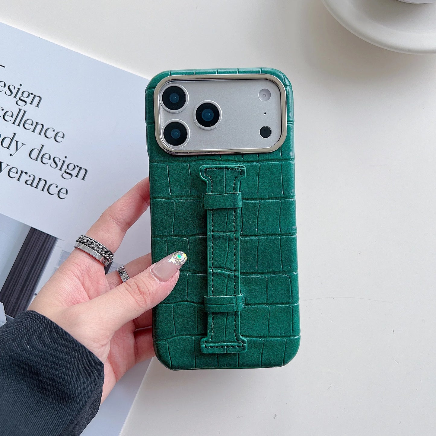 【クロコ調レザー】スリム ハンドベルト付 スマホケース｜iPhone対応 #240921