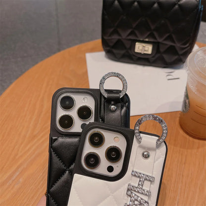 【カスタムシリーズ】名入れOK✨ キルティングスマホケース – ストラップ付き＆ストーン装飾｜iPhone対応 #250625