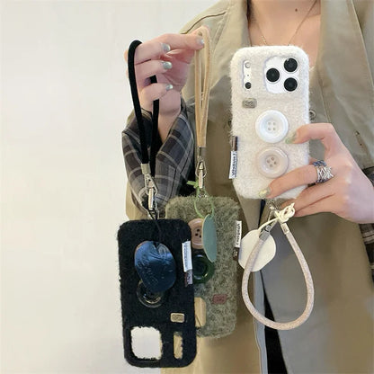 【もこもこファーボタン】 ストラップ付き ニット スマホケース｜iPhone対応 #250202