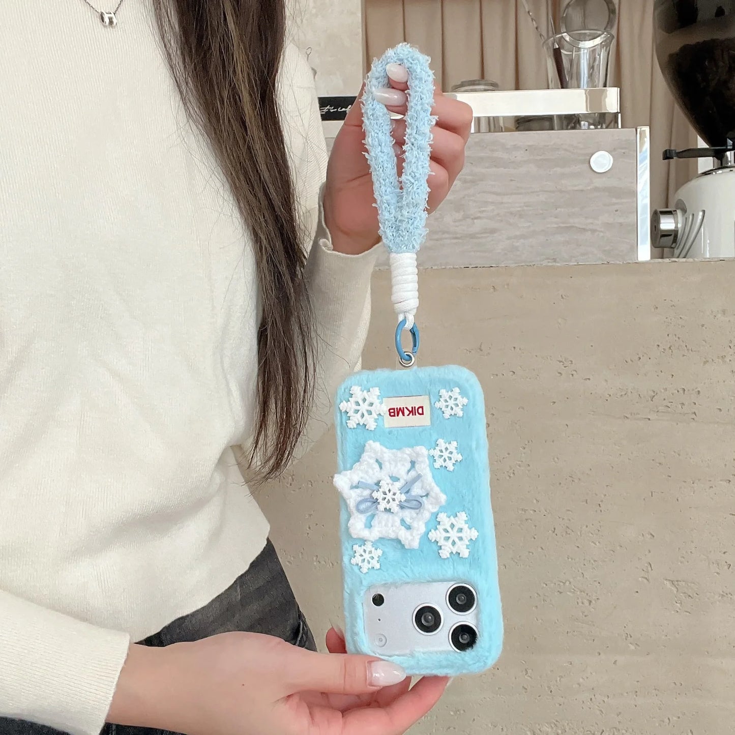 もこもこファー iPhoneケース｜雪モチーフ・ストラップ付き #240314