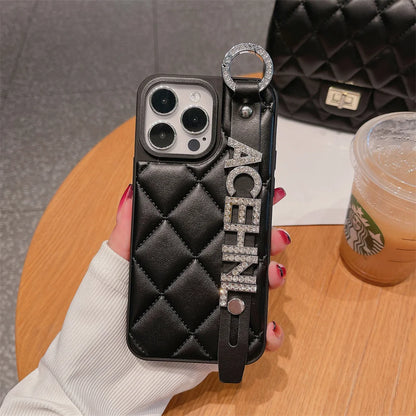 【カスタムシリーズ】名入れOK✨ キルティングスマホケース – ストラップ付き＆ストーン装飾｜iPhone対応 #250625