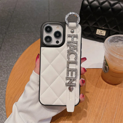 【カスタムシリーズ】名入れOK✨ キルティングスマホケース – ストラップ付き＆ストーン装飾｜iPhone対応 #250625