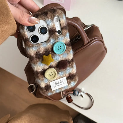 【ボタンニットチェック】レトロボタン × もこもこファー スマホケース｜iPhone対応 #250121