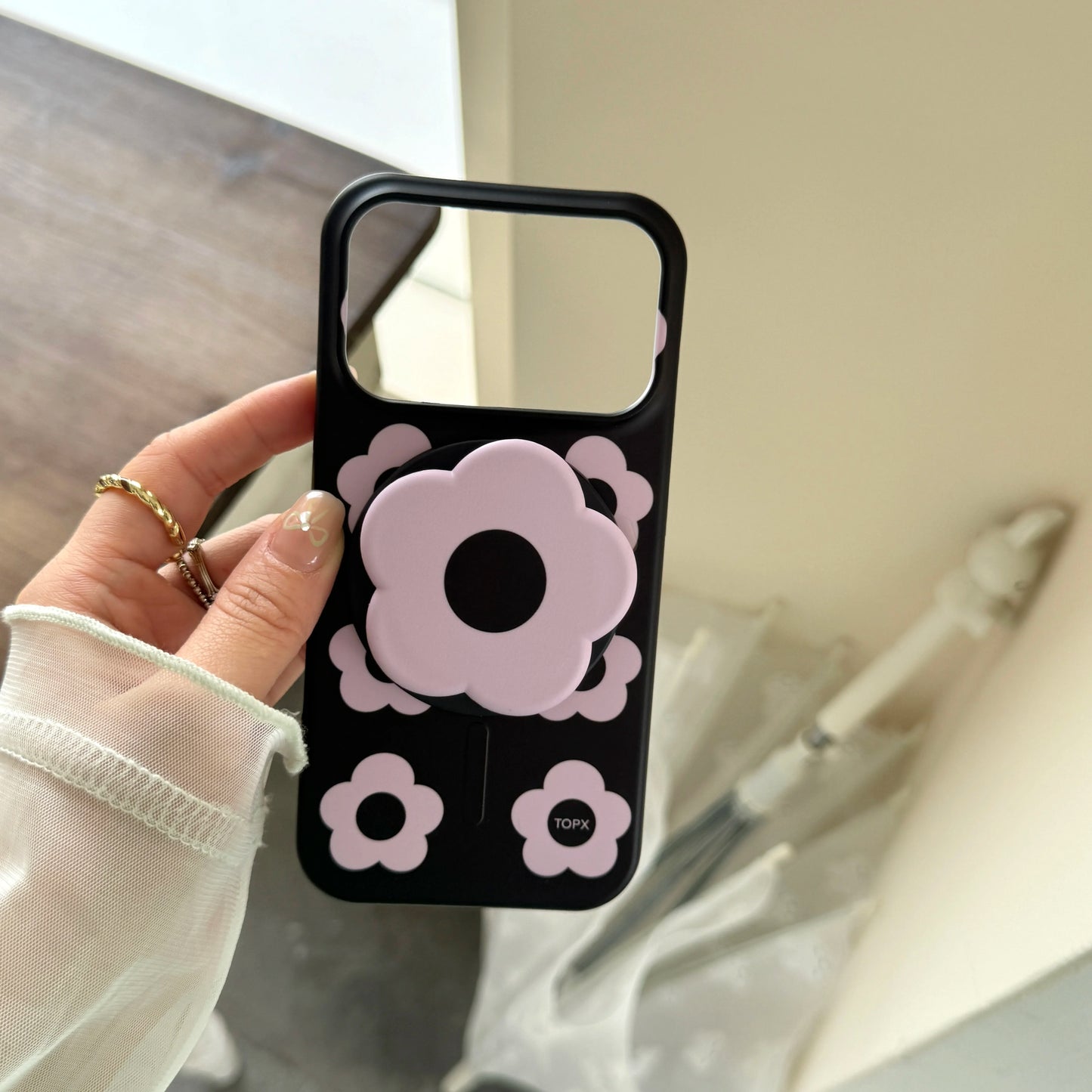 シックな黒ベース 花柄 立体的なフラワーモチーフ iPhoneケース｜上品エレガント #260074
