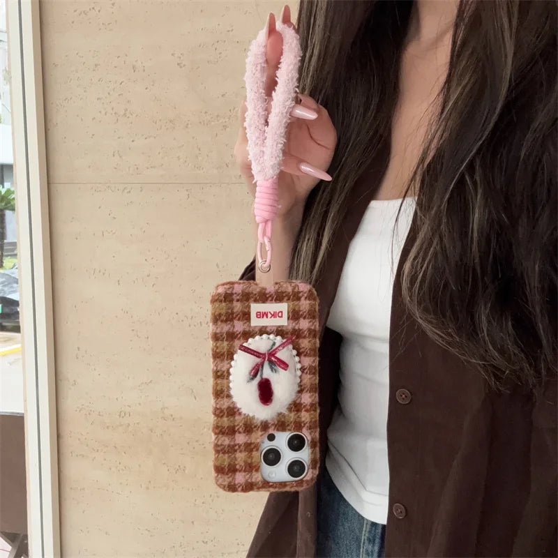 【チェックファーチューリップ】リボン スマホケース 立体刺繍×ふわもこストラップ付き｜iPhone対応 #241206