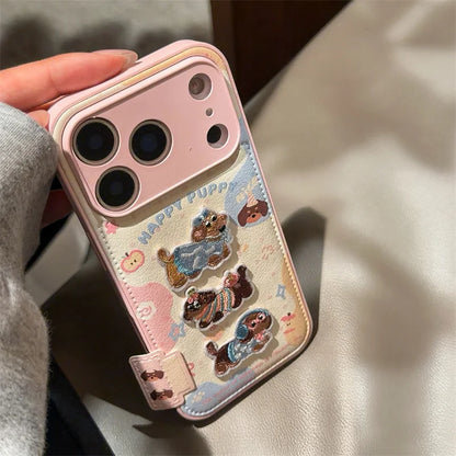 【HAPPY PUPPY】ふわもこ3匹わんこ × 立体刺繍 ガーリースマホケース｜iPhone対応 #240821