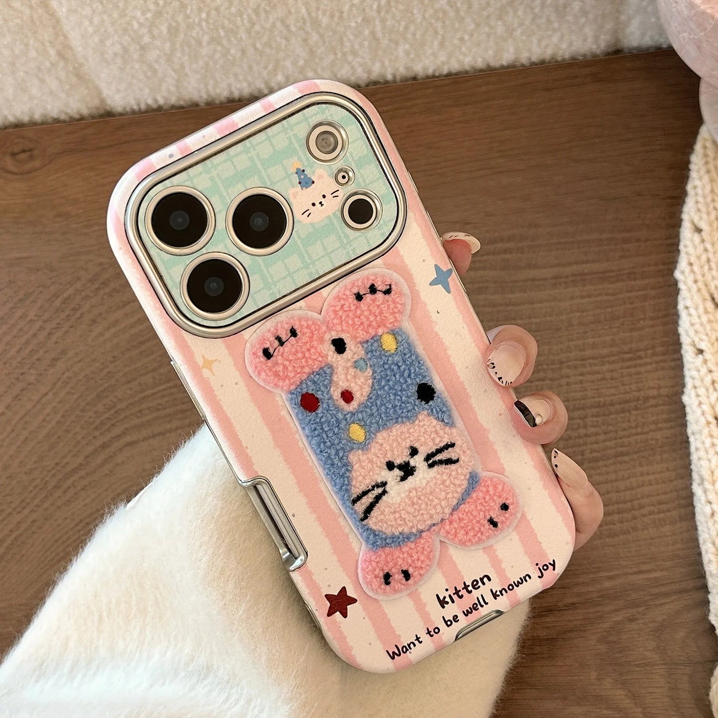 【ふわもこアニマル】立体刺繍 × ポップイラスト ワンチャン ネコちゃん スマホケース｜iPhone対応 #240830