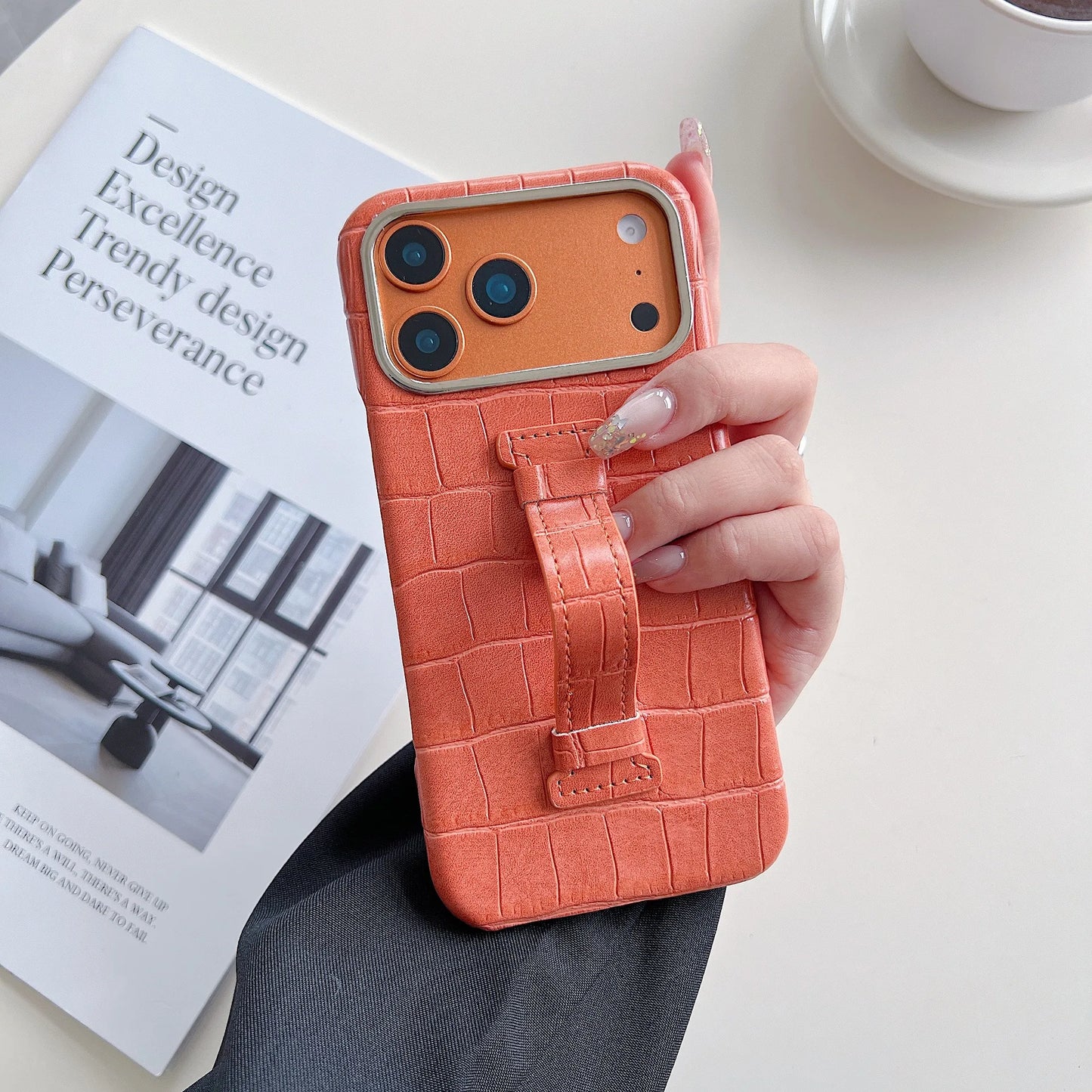 【クロコ調レザー】スリム ハンドベルト付 スマホケース｜iPhone対応 #240921