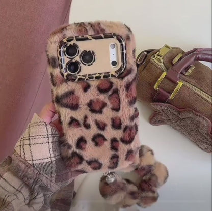 【レオパードファーポンポン】もこもこ アニマル ヒョウ柄 × ふわふわチャーム スマホケース｜iPhone対応 #250104