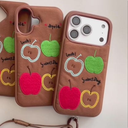 【スウィートアップル】刺繍りんご × ブラウン フェルト風 スマホケース｜iPhone対応 #250218