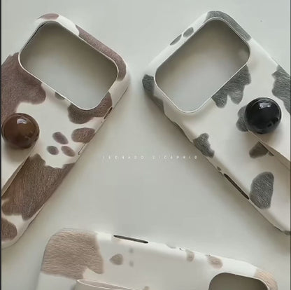 【アニマルシリーズ】カウ柄グリップ付き スマホケース｜モード×ナチュラルデザイン｜iPhone対応 #241207