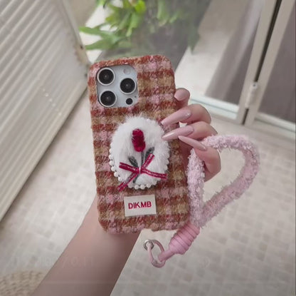【チェックファーチューリップ】リボン スマホケース 立体刺繍×ふわもこストラップ付き｜iPhone対応 #241206