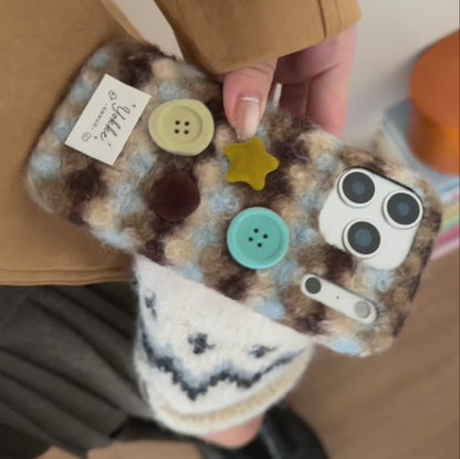 【ボタンニットチェック】レトロボタン × もこもこファー スマホケース｜iPhone対応 #250121