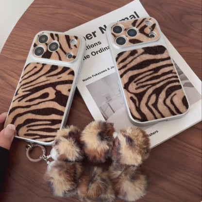 【アニマルシリーズ】ゼブラ柄 ポンポンファーストラップ付き スマホケース｜iPhone対応 #240709
