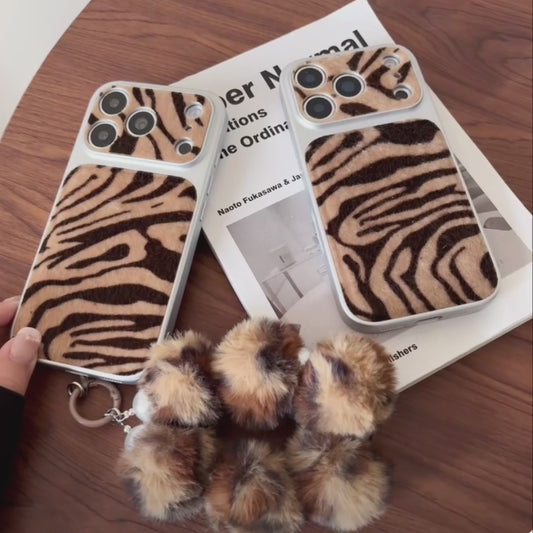 【アニマルシリーズ】ゼブラ柄 ポンポンファーストラップ付き スマホケース｜iPhone対応 #240709