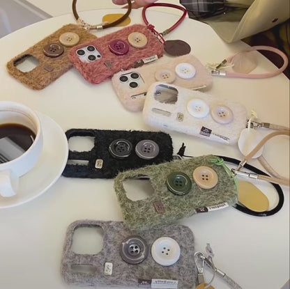 【もこもこファーボタン】 ストラップ付き ニット スマホケース｜iPhone対応 #250202